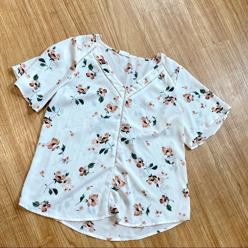 😸Floral white blouse